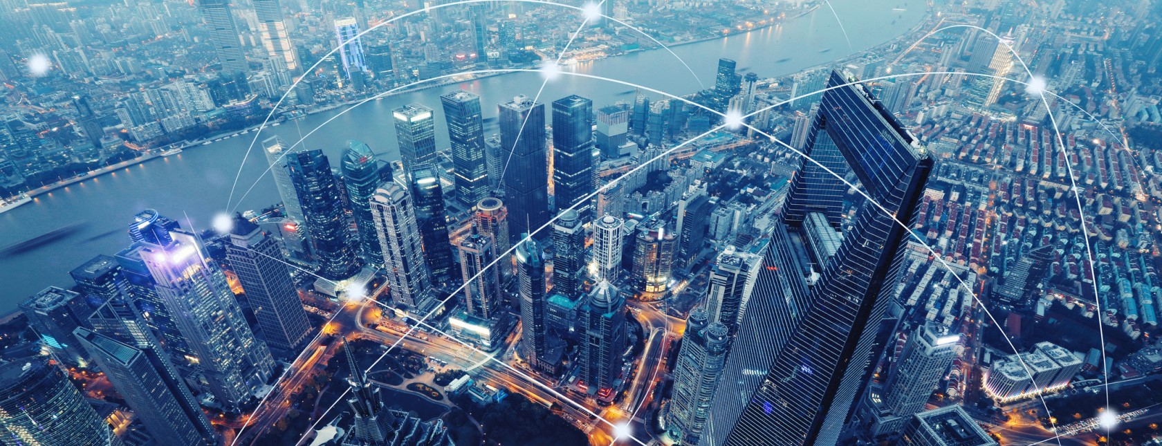 Suurkaupungin näkymä yöllä jossa digitaaliset pisteet yhdistyvät maapallon muotoon