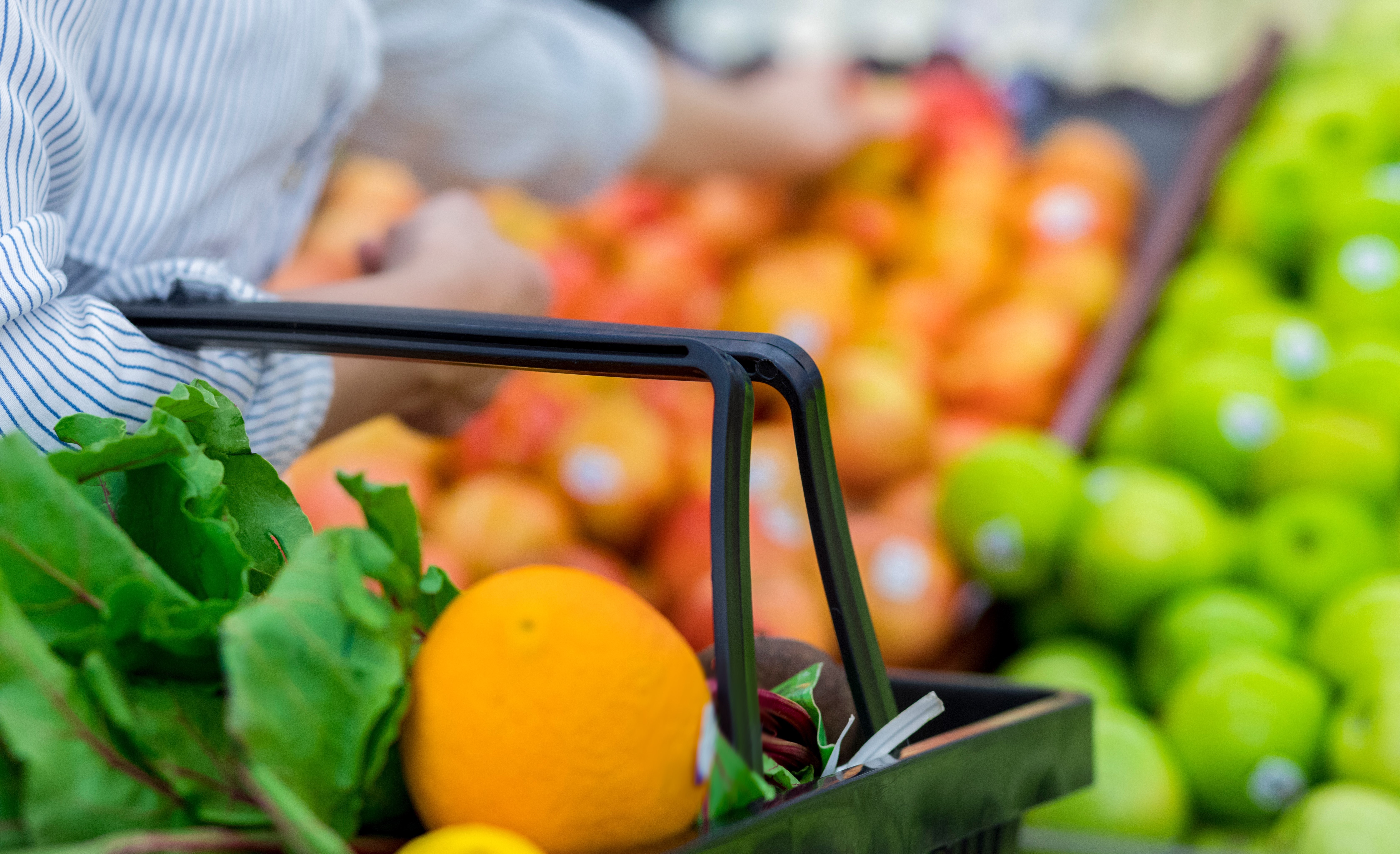 Oranges in shopping cart
