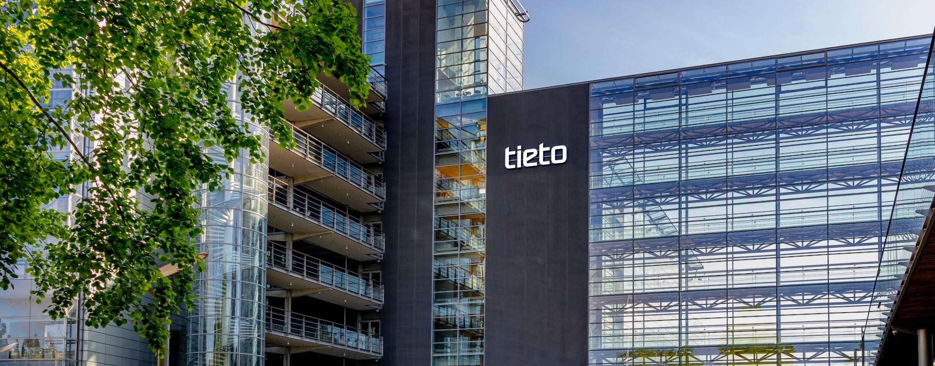 Tieto valkoinen logo toimison ulkoseinällä