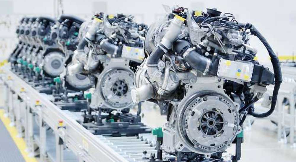 Uusia moottoreita tehtaan liukuhihnalla