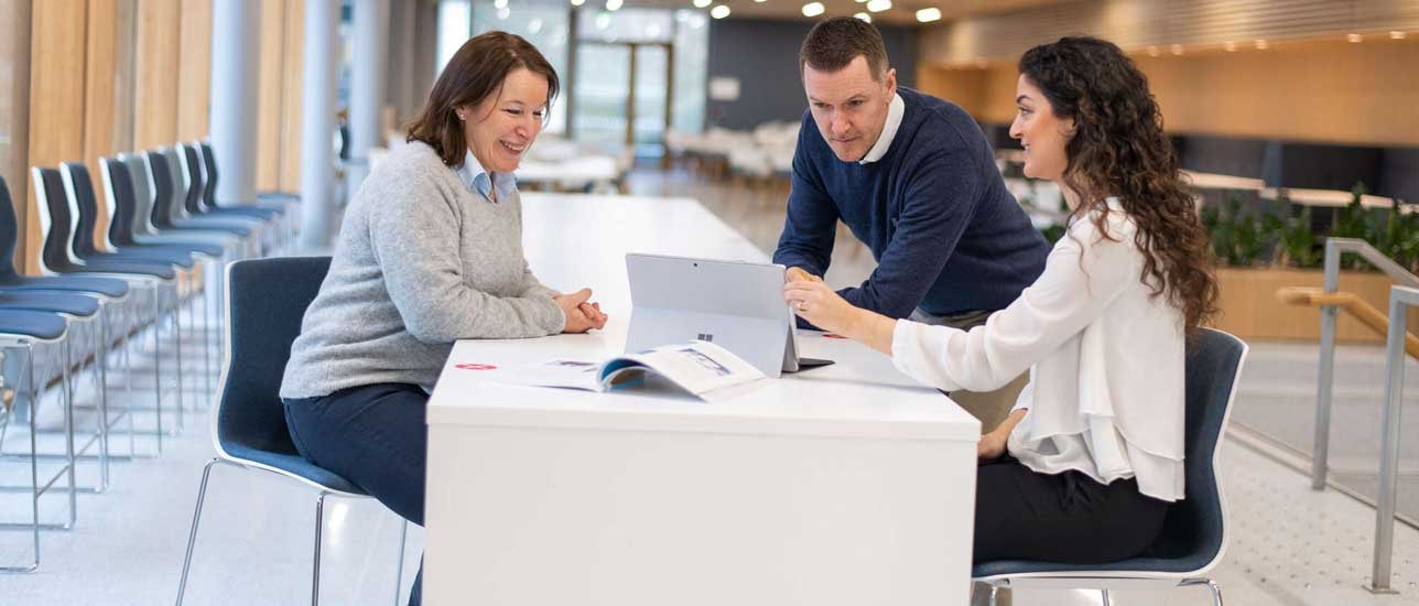 Tapaamiset kollegoiden ja asiakkaiden kanssa toimistossa