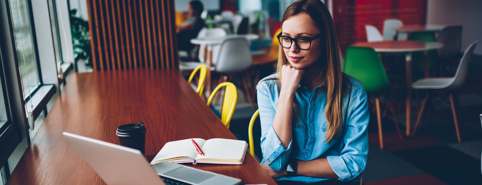 Keskittynyt nuori nainen