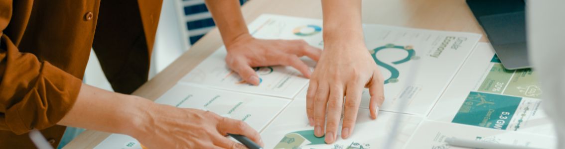 Lähikuva tiimin jäsenistä, jotka tarkastelevat