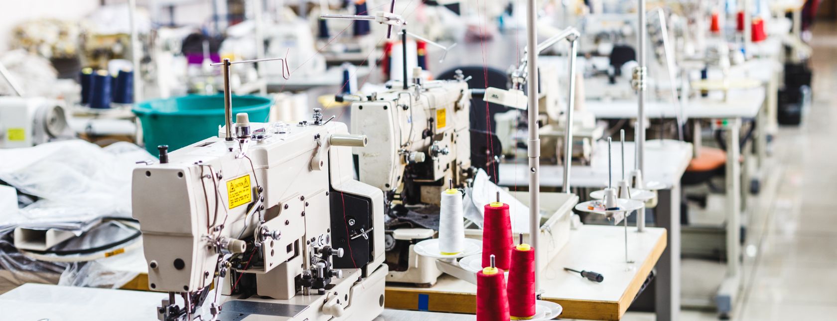 Lähikuva teollisesta ompelukoneesta