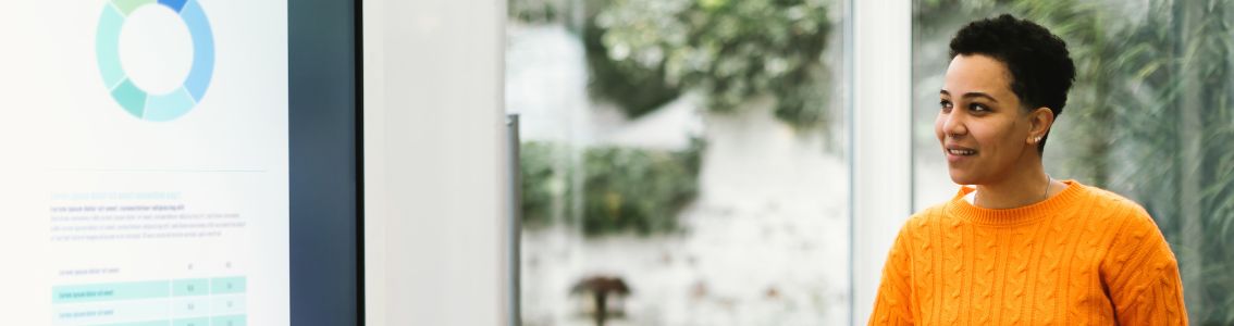 ISO-auditoija antaa koulutusta kannettavan tietokoneen avulla