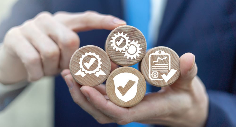 Neljä palloa joissa lukee ISO 9001