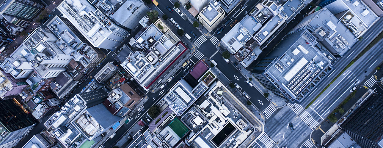 Korkeiden rakennusten kaupunkinäkymä ylhäältä kuvattuna 