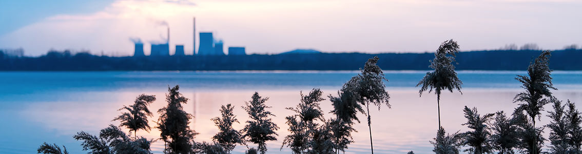 Tehdas veden äärellä