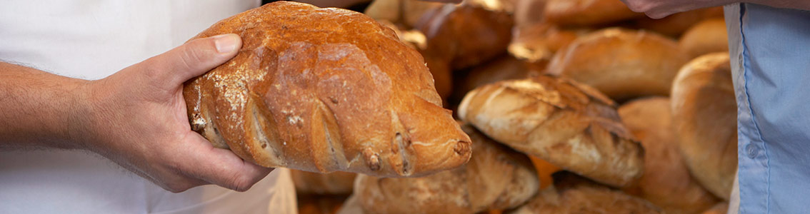 Tuoretta leipää leipurin käsissä