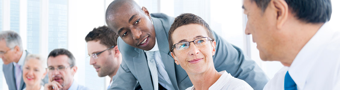 Liike-elämän ihmisiä keskustelemassa.