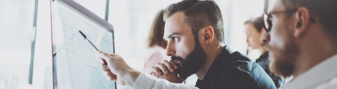 Liikemies analysoi dataa tietokoneella