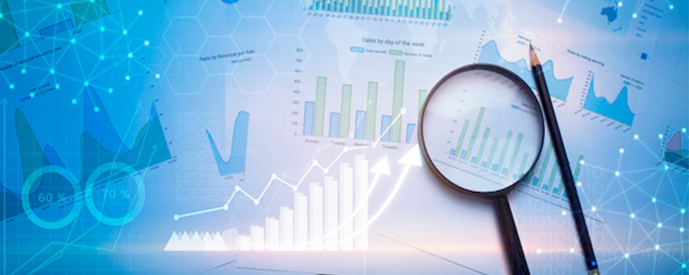 Suurennuslasi pöydällä