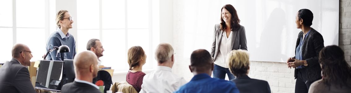 Liike-elämän ihmisten tapaaminen