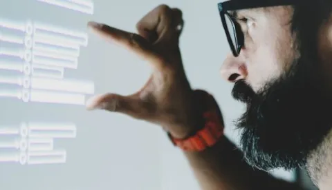 Lue DNV:n ViewPoint-tutkimus siitä miten yritykset lähestyvät tekoälyä